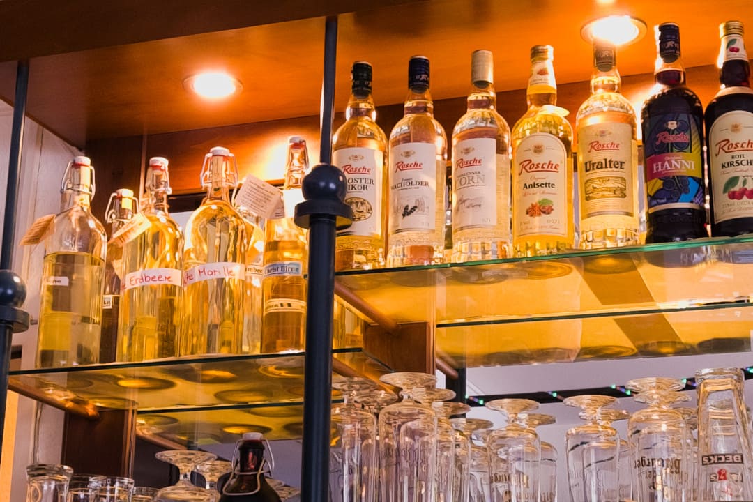 Die Getränke hinter der Theke der Sater Schänke - Kneipe Saterland / Bollingen. Viele Liköre der Marke Rosche und auch der Marke Prinz.