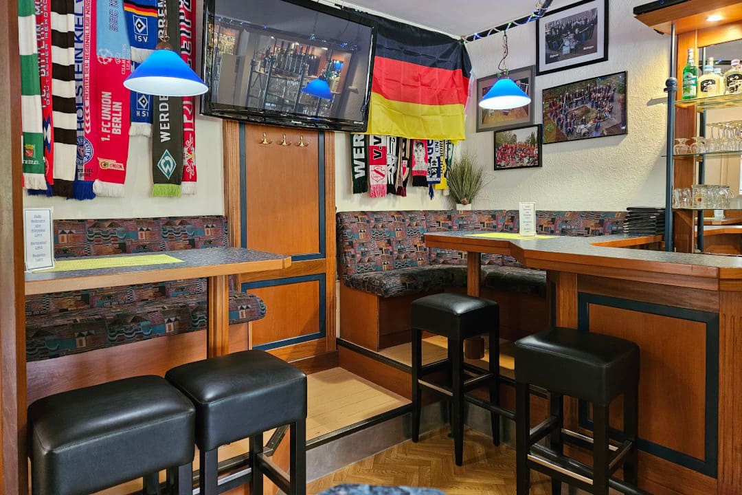 Sitzecke in der nähe der Theke und darüber ein Fernseher zum ansehen von Sportübertragungnen durch Sky in der Sater Schänke - Kneipe Saterland