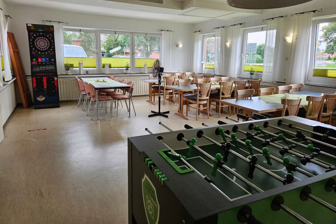 Clubraum der Sater Schänke. Im Hintergrund noch die Dartscheibe und der Kickertisch