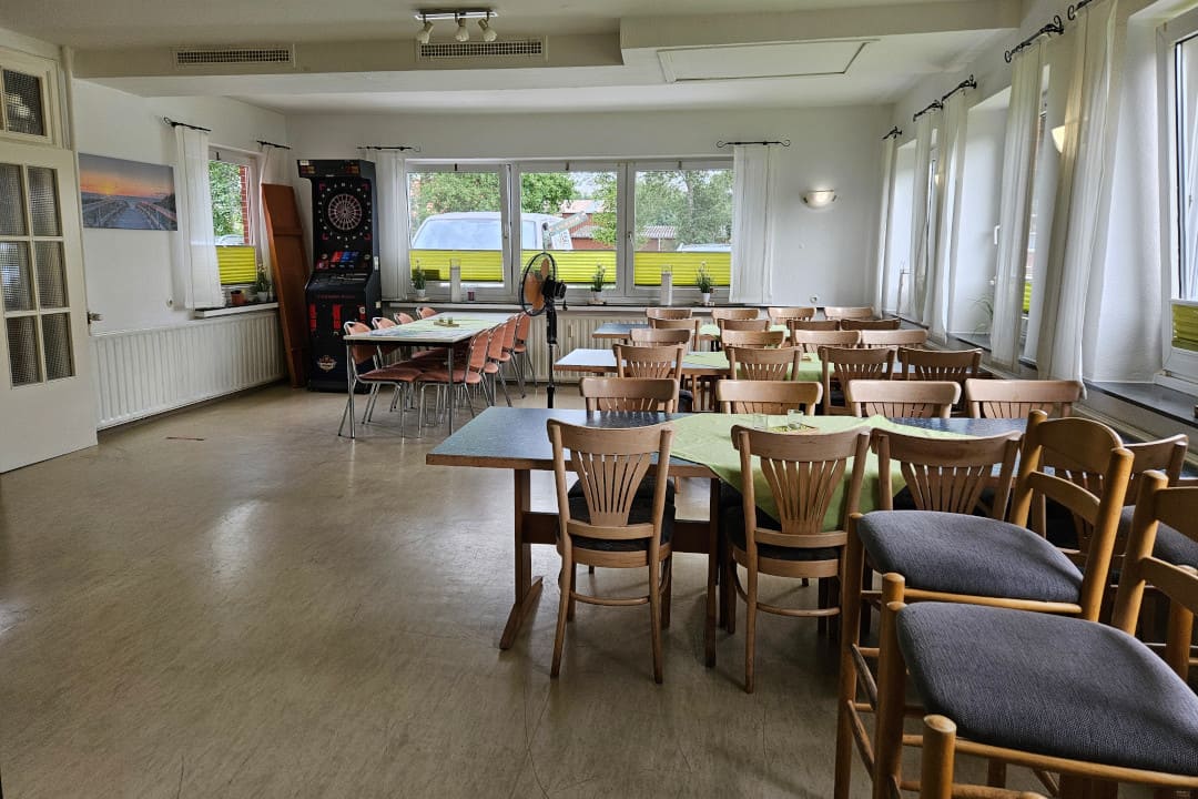 Clubraum der Sater Schänke. Im Hintergrund noch die Dartscheibe