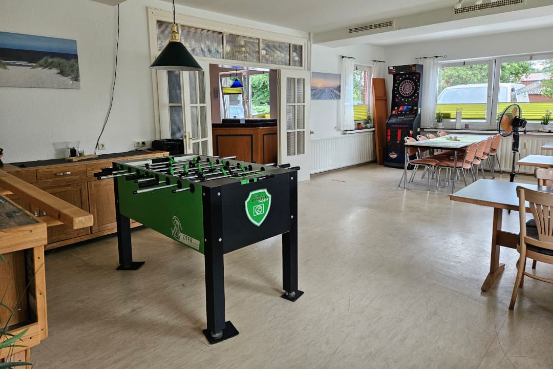 Clubraum der Sater Schänke. Im Hintergrund noch die Dartscheibe und der Kickertisch