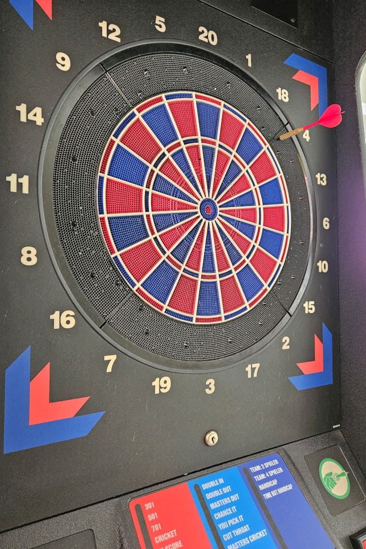 Dartscheibe im Clubraum der Sater Schänke