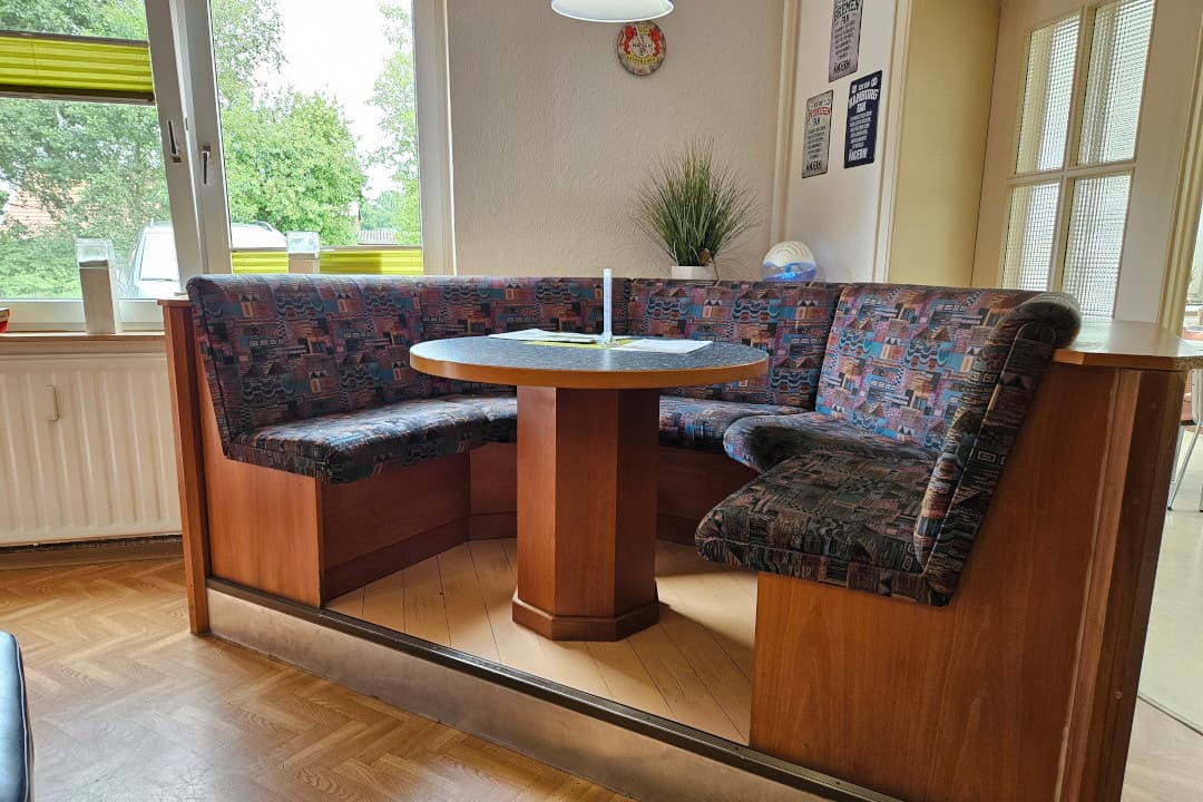 Sitzecke am Eingangsbereich der Kneipe