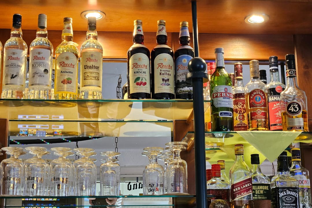 Die Getränke hinter der Theke der Sater Schänke - Kneipe Saterland / Bollingen.