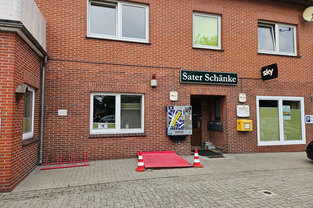 Bild vom Eingangsberecht der Sater Schänke in der Außenansicht