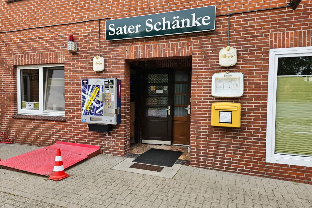 Bild vom Eingangsberecht der Sater Schänke in der Außenansicht