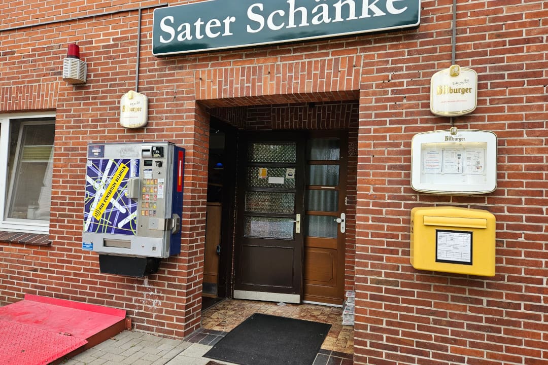 Bild vom Eingangsberecht der Sater Schänke in der Außenansicht