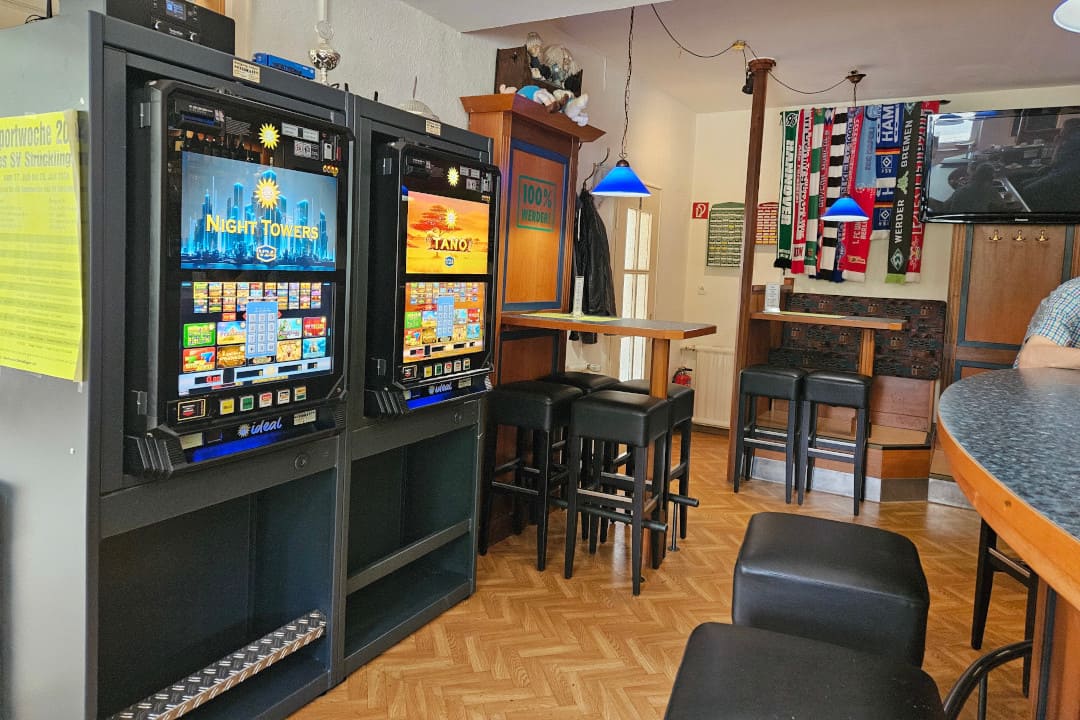 Spielautomaten neben der Theke der Sater Schänke - Kneipe Saterland